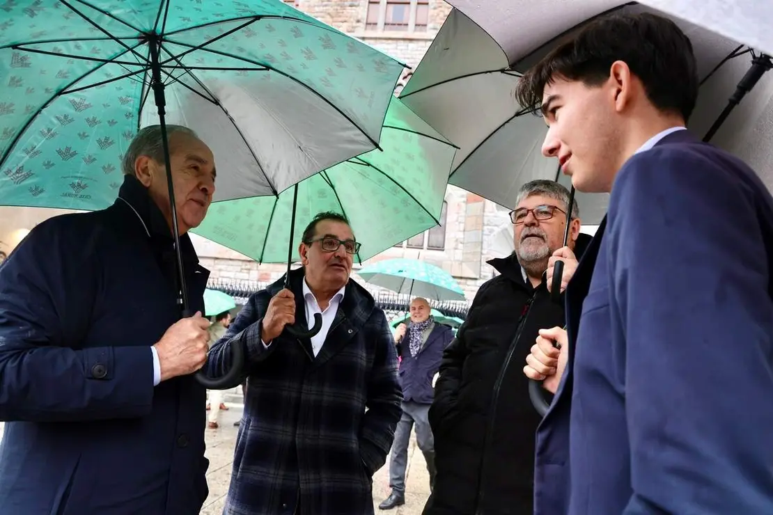 Caja Rural reúne a sus compañeros y representantes institucionales para tomar una fotografía conmemorativa del 30 aniversario de la entidad en León