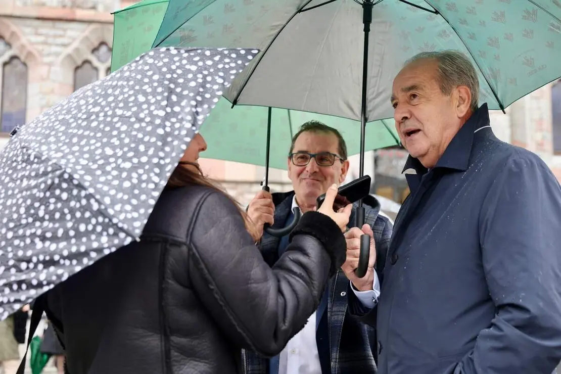 Caja Rural reúne a sus compañeros y representantes institucionales para tomar una fotografía conmemorativa del 30 aniversario de la entidad en León