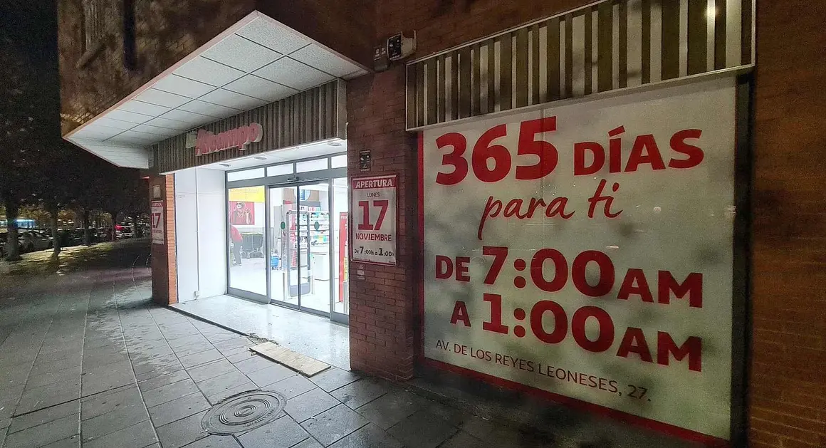 Alcampo ha puesto en marcha este lunes, 17 de noviembre, su nueva tienda ‘365 días’ en la Avenida Reyes Leoneses, a la altura del número 25. El establecimiento abrirá sus puertas a diario a las 7.00 horas, estrenando un formato de funcionamiento de 18 horas diarias.
