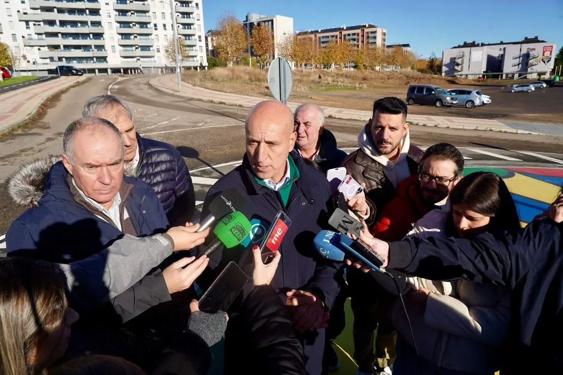 El alcalde de León, José Antonio Diez, informa sobre proyectos municipales en el barrio de La Palomera