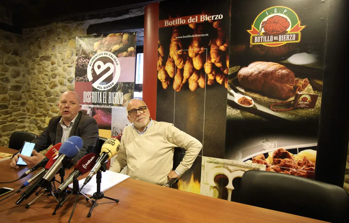 El presidente del Consejo Regulador de la I.G.P. Botillo del Bierzo es Óscar Ramos (D), junto al director de Alimentos de Calidad del Bierzo, Pablo Linares (I), durante la presentación del acto de celebración del XXV aniversario de la IGP Botillo del Bierzo