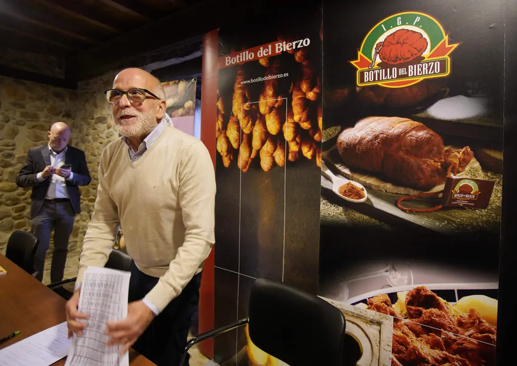 El presidente del Consejo Regulador de la I.G.P. Botillo del Bierzo es Óscar Ramos (D), junto al director de Alimentos de Calidad del Bierzo, Pablo Linares (I), durante la presentación del acto de celebración del XXV aniversario de la IGP Botillo del Bierzo
