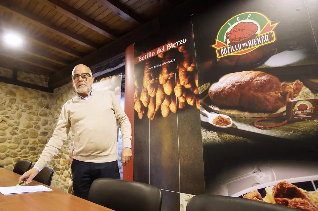 El presidente del Consejo Regulador de la I.G.P. Botillo del Bierzo es Óscar Ramos (D), junto al director de Alimentos de Calidad del Bierzo, Pablo Linares (I), durante la presentación del acto de celebración del XXV aniversario de la IGP Botillo del Bierzo