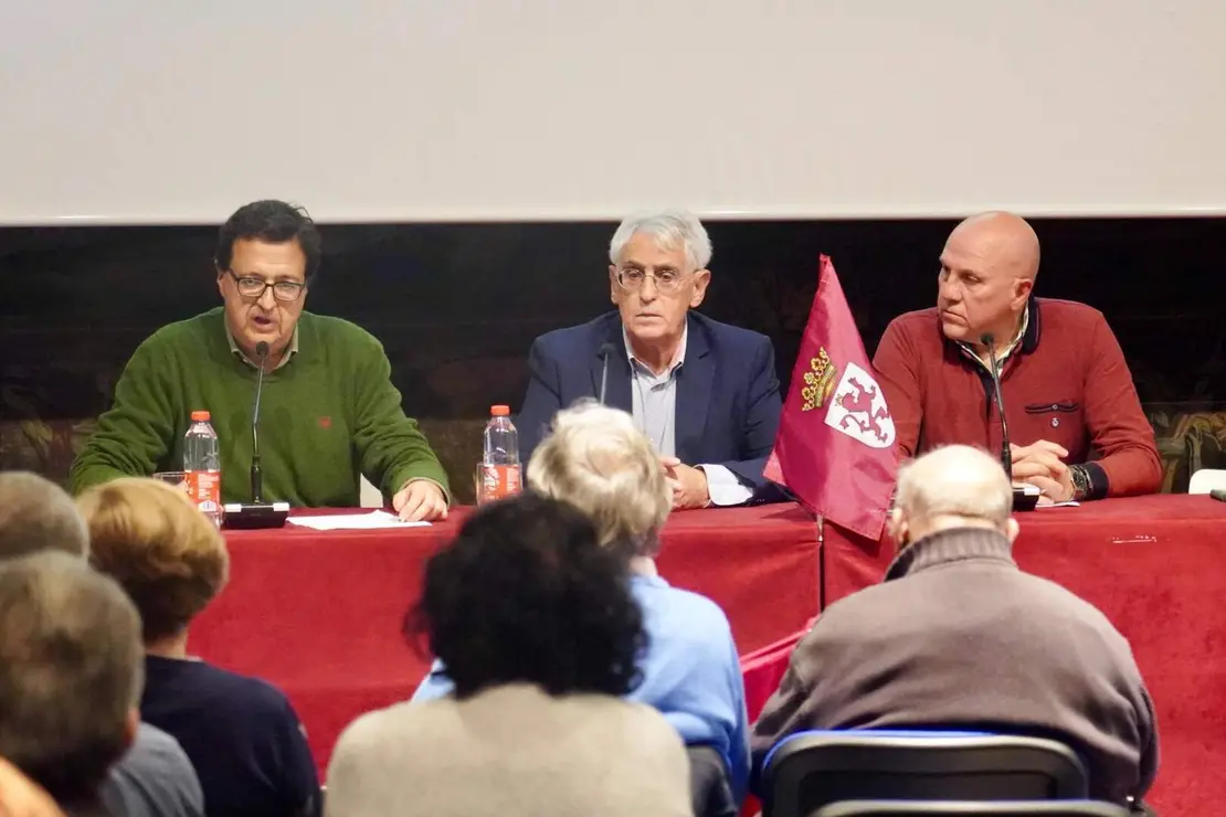 La Plataforma SOS León por su Autonomía, impulsada por la asociaciones Conceyu País Llionés y Unidad Leonesa, se presentó hoy de manera oficial en la capital para dar a conocer su voluntad de convertirse en un espacio común de la sociedad civil que reclama el autogobierno. Fotos: Campillo