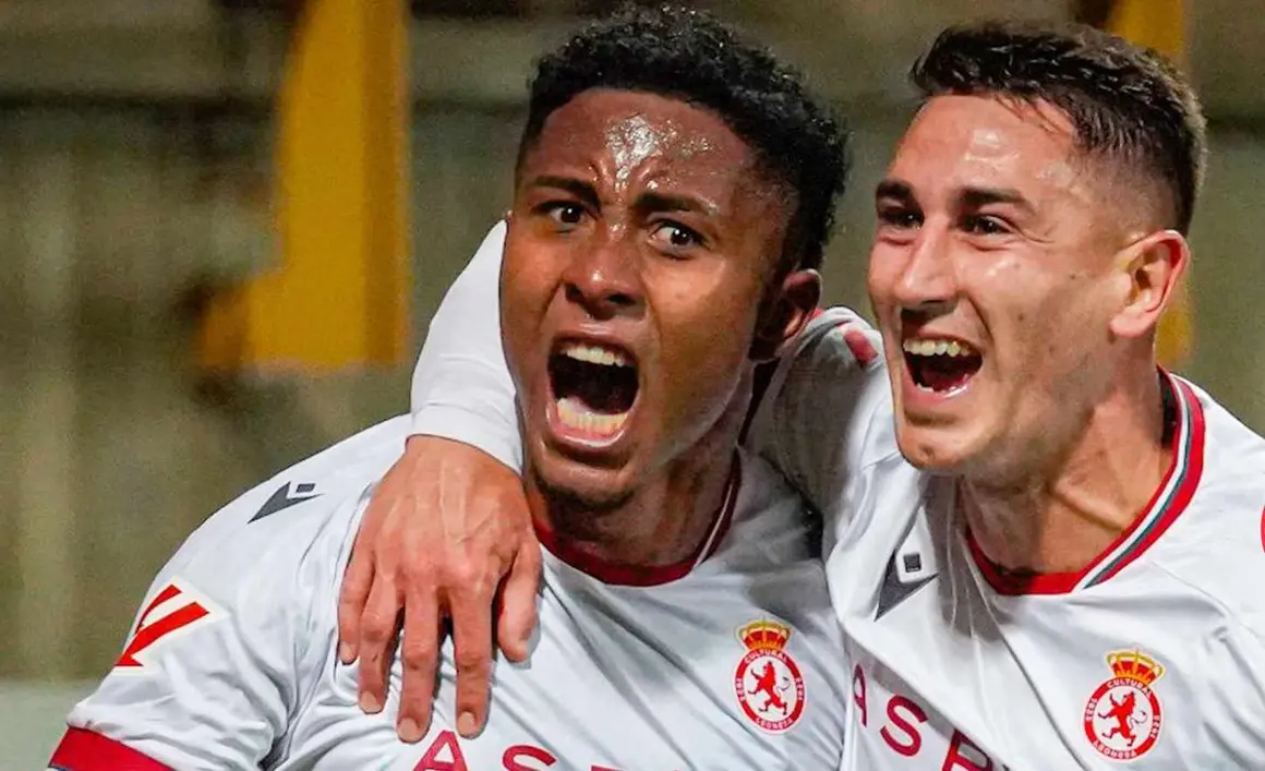 Ribeiro celebra con Manu Justo su gol en el Reino de León.