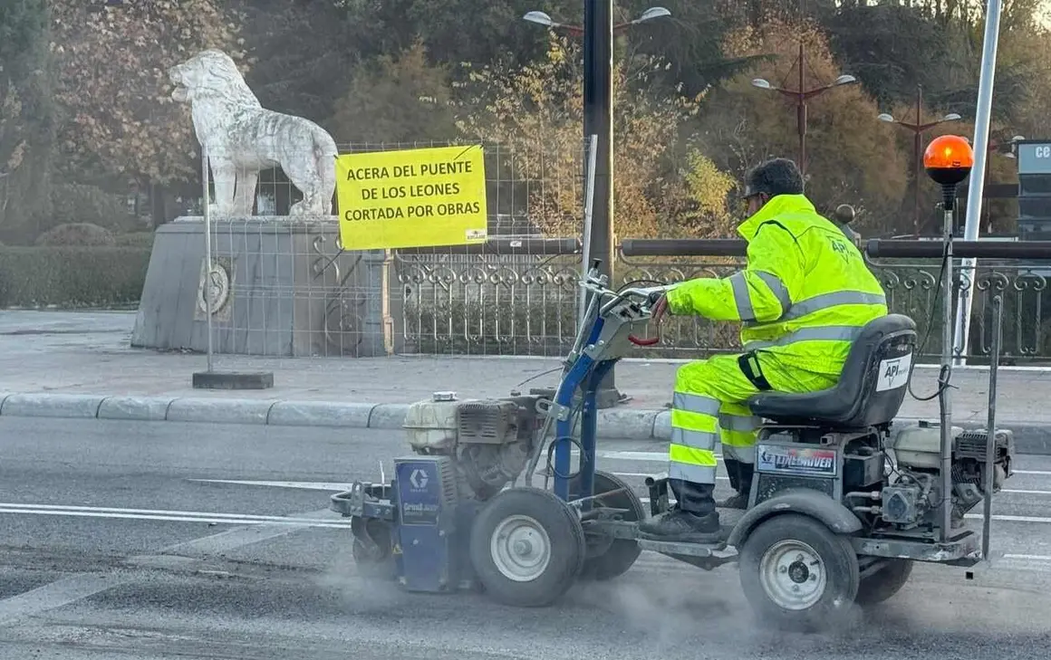 El tráfico ha quedado cortado este martes 18 de noviembre en el Puente de los Leones y su entronque con la avenida de Palencia para ejecutar la última fase de la nueva glorieta que transformará uno de los puntos más transitados de la ciudad. La medida se mantendrá también en las próximas horas, según informó la Policía Local, con el fin de completar el fresado de la calzada y la extensión de las nuevas capas de aglomerado.