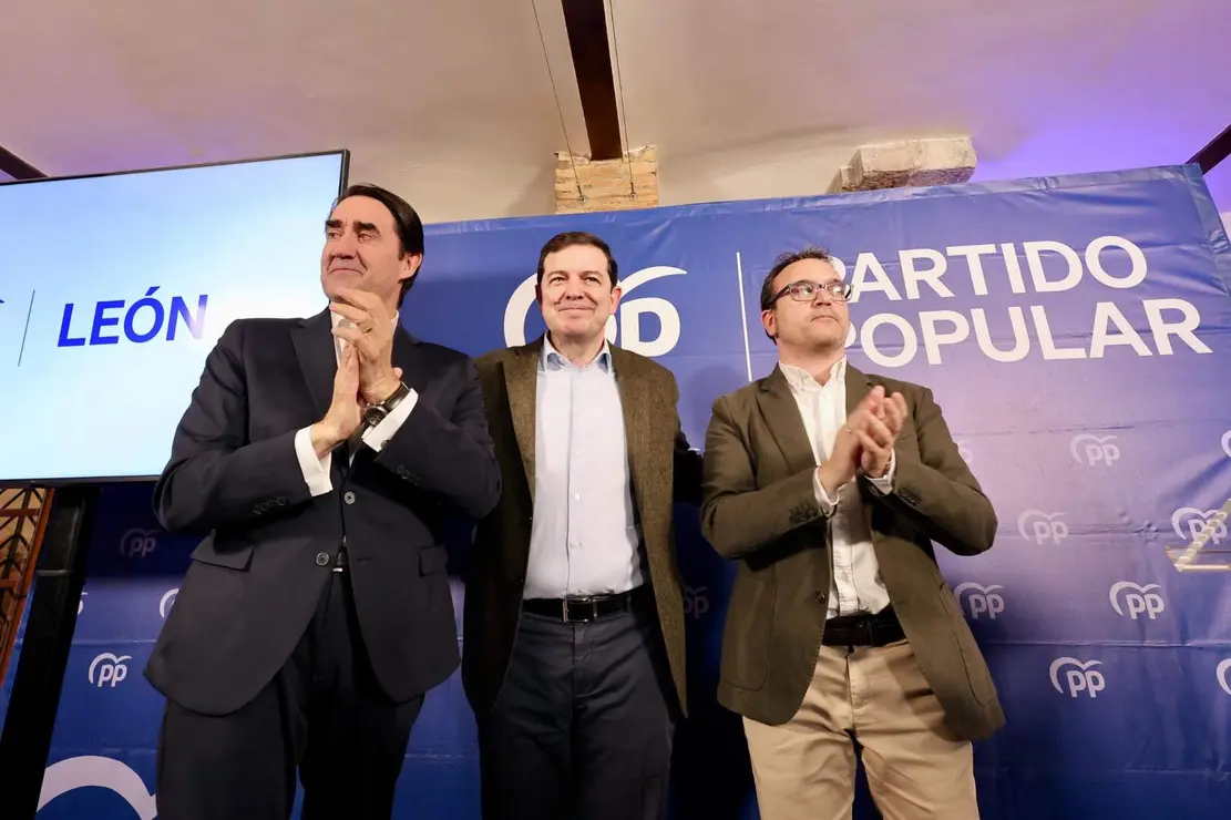 El presidente del PPCyL, Alfonso Fernández Mañueco clausura la Junta Directiva del Partido Popular de León, acompañado por el presidente de la gestora en la provincia, Juan Carlos Suárez Quiñones y otros cargos públicos y afiliados del PP en León. Fotos: Campillo