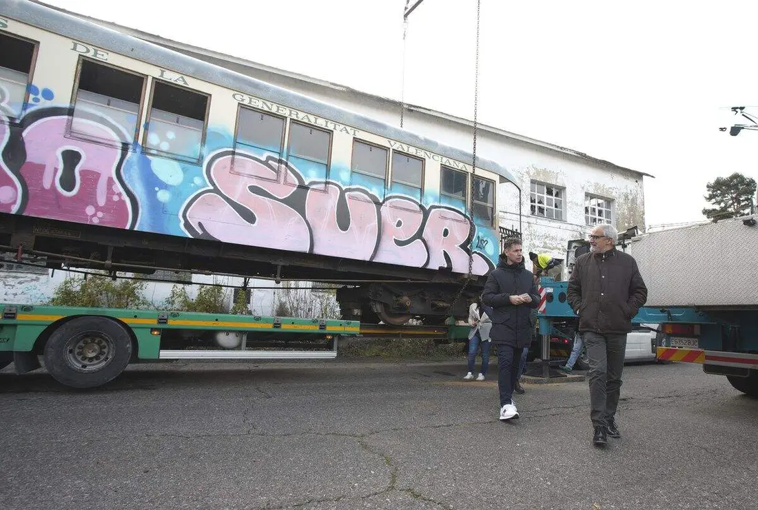 El presidente del Consorcio del Ponfeblino, Mario Rivas (I), junto al presidente del Consejo Comarcal del Bierzo, Olegario Ramón (D), durante la recepción de los coches de pasajeros del tren turístico