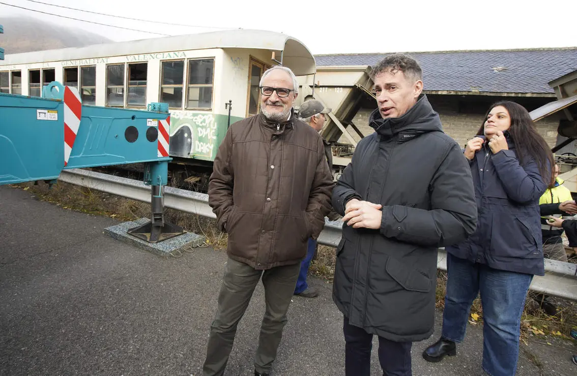 El presidente del Consorcio del Ponfeblino, Mario Rivas (I), junto al presidente del Consejo Comarcal del Bierzo, Olegario Ramón (D), durante la recepción de los coches de pasajeros del tren turístico