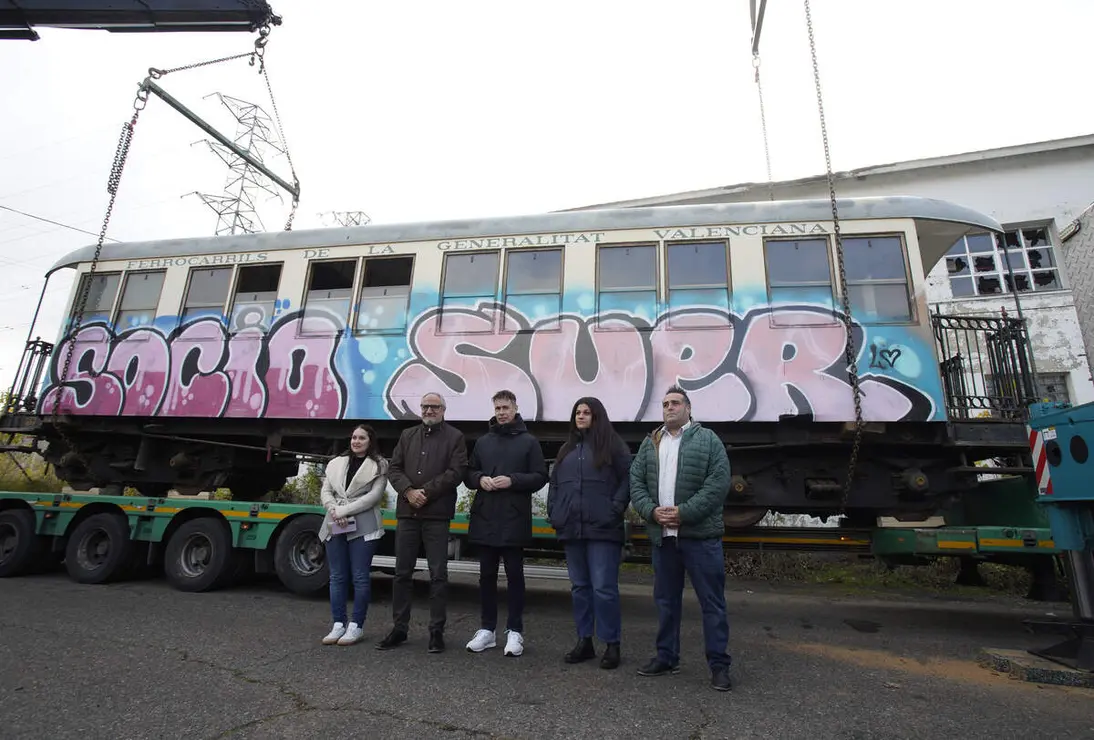 El presidente del Consorcio del Ponfeblino, Mario Rivas (I), junto al presidente del Consejo Comarcal del Bierzo, Olegario Ramón (D), durante la recepción de los coches de pasajeros del tren turístico