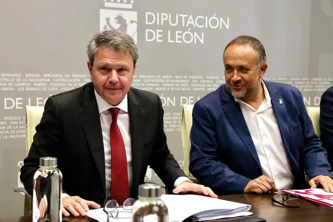 La Diputación de León acoge una reunión del secretario de Estado de Transportes y Movilidad Sostenible, José Antonio Santano, con los alcaldes por cuyos municipios transcurre la línea de Feve, y a la que acuden también el presidente provincial, Gerardo Álvarez Courel, y el vicepresidente, Roberto Aller, como anfitriones