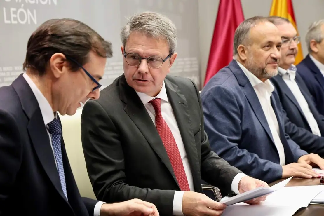 La Diputación de León acoge una reunión del secretario de Estado de Transportes y Movilidad Sostenible, José Antonio Santano, con los alcaldes por cuyos municipios transcurre la línea de Feve, y a la que acuden también el presidente provincial, Gerardo Álvarez Courel, y el vicepresidente, Roberto Aller, como anfitriones