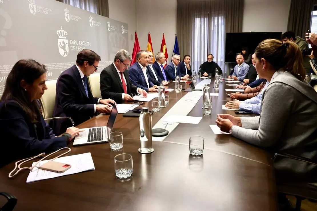 La Diputación de León acoge una reunión del secretario de Estado de Transportes y Movilidad Sostenible, José Antonio Santano, con los alcaldes por cuyos municipios transcurre la línea de Feve, y a la que acuden también el presidente provincial, Gerardo Álvarez Courel, y el vicepresidente, Roberto Aller, como anfitriones
