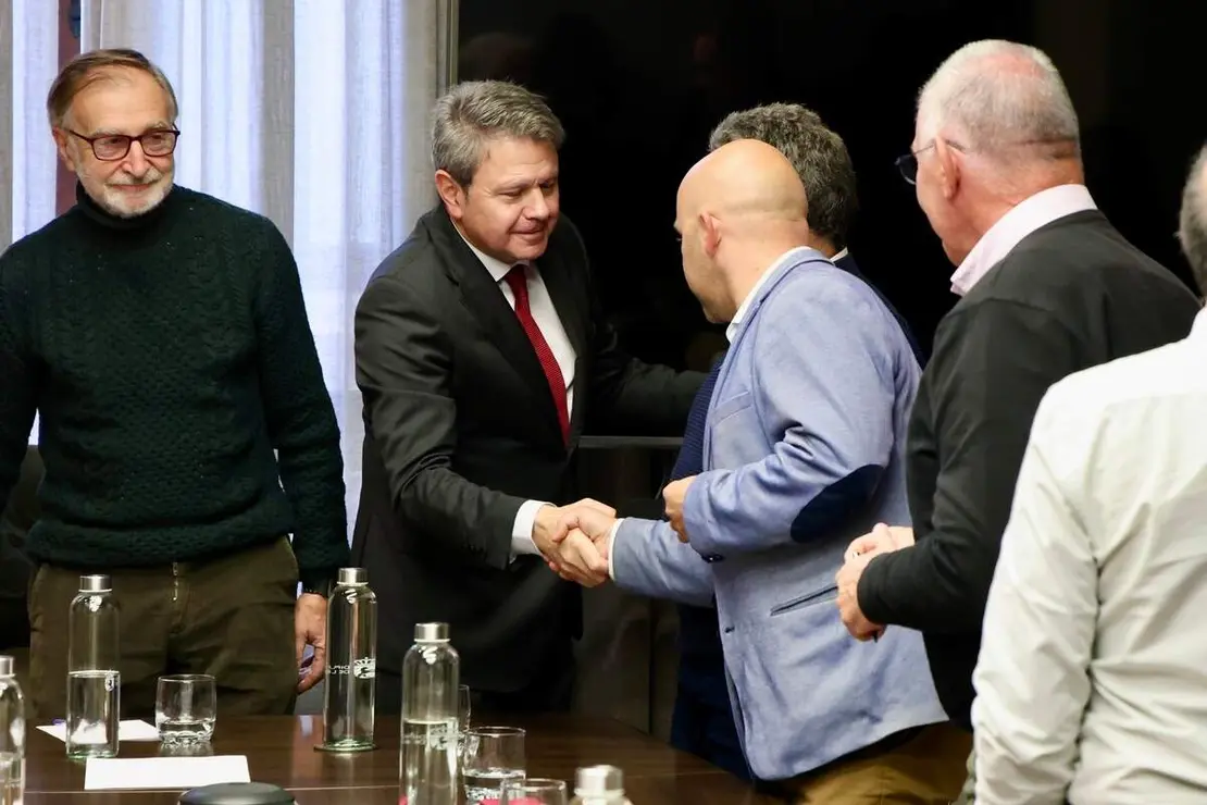 La Diputación de León acoge una reunión del secretario de Estado de Transportes y Movilidad Sostenible, José Antonio Santano, con los alcaldes por cuyos municipios transcurre la línea de Feve, y a la que acuden también el presidente provincial, Gerardo Álvarez Courel, y el vicepresidente, Roberto Aller, como anfitriones