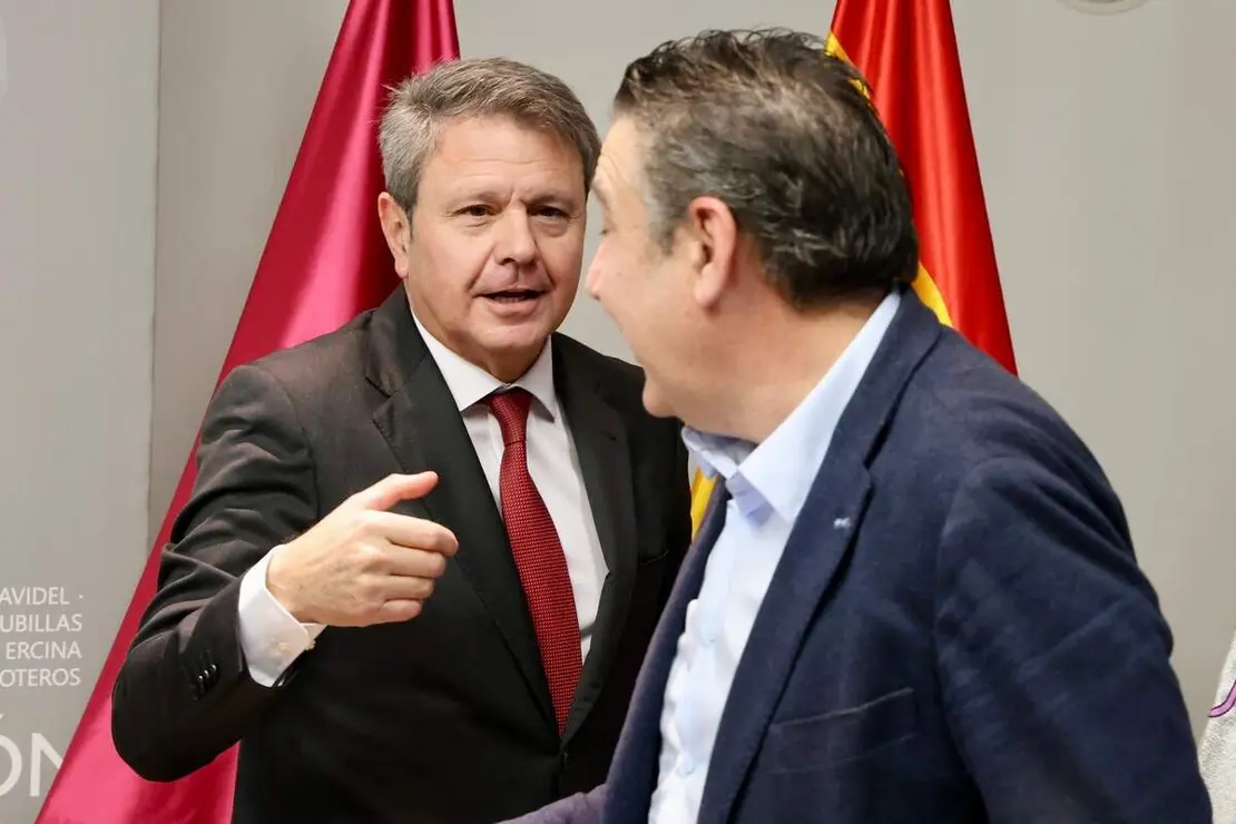 La Diputación de León acoge una reunión del secretario de Estado de Transportes y Movilidad Sostenible, José Antonio Santano, con los alcaldes por cuyos municipios transcurre la línea de Feve, y a la que acuden también el presidente provincial, Gerardo Álvarez Courel, y el vicepresidente, Roberto Aller, como anfitriones