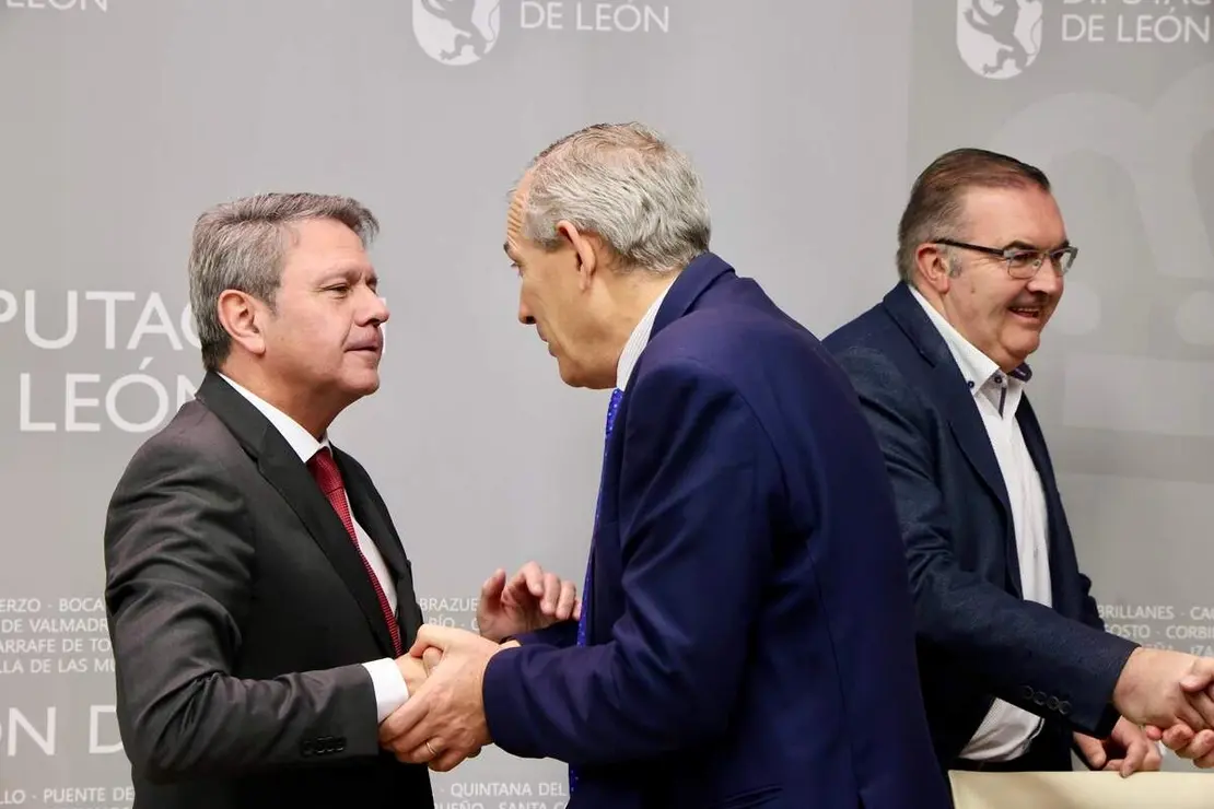 La Diputación de León acoge una reunión del secretario de Estado de Transportes y Movilidad Sostenible, José Antonio Santano, con los alcaldes por cuyos municipios transcurre la línea de Feve, y a la que acuden también el presidente provincial, Gerardo Álvarez Courel, y el vicepresidente, Roberto Aller, como anfitriones