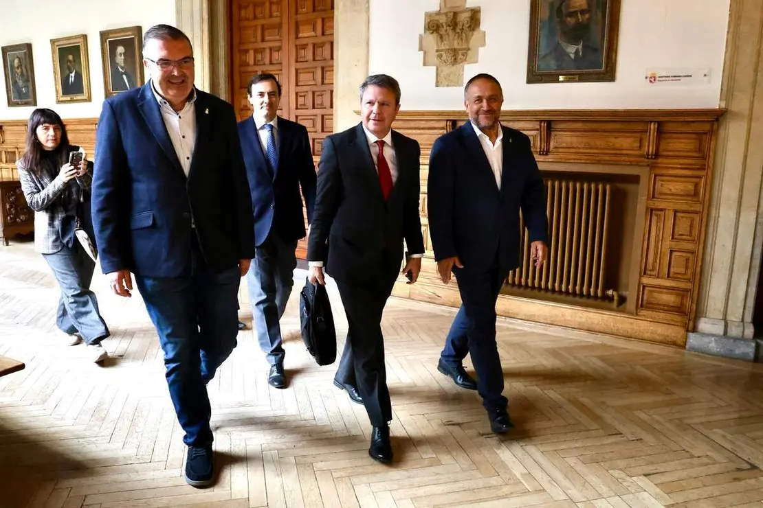 La Diputación de León acoge una reunión del secretario de Estado de Transportes y Movilidad Sostenible, José Antonio Santano, con los alcaldes por cuyos municipios transcurre la línea de Feve, y a la que acuden también el presidente provincial, Gerardo Álvarez Courel, y el vicepresidente, Roberto Aller, como anfitriones