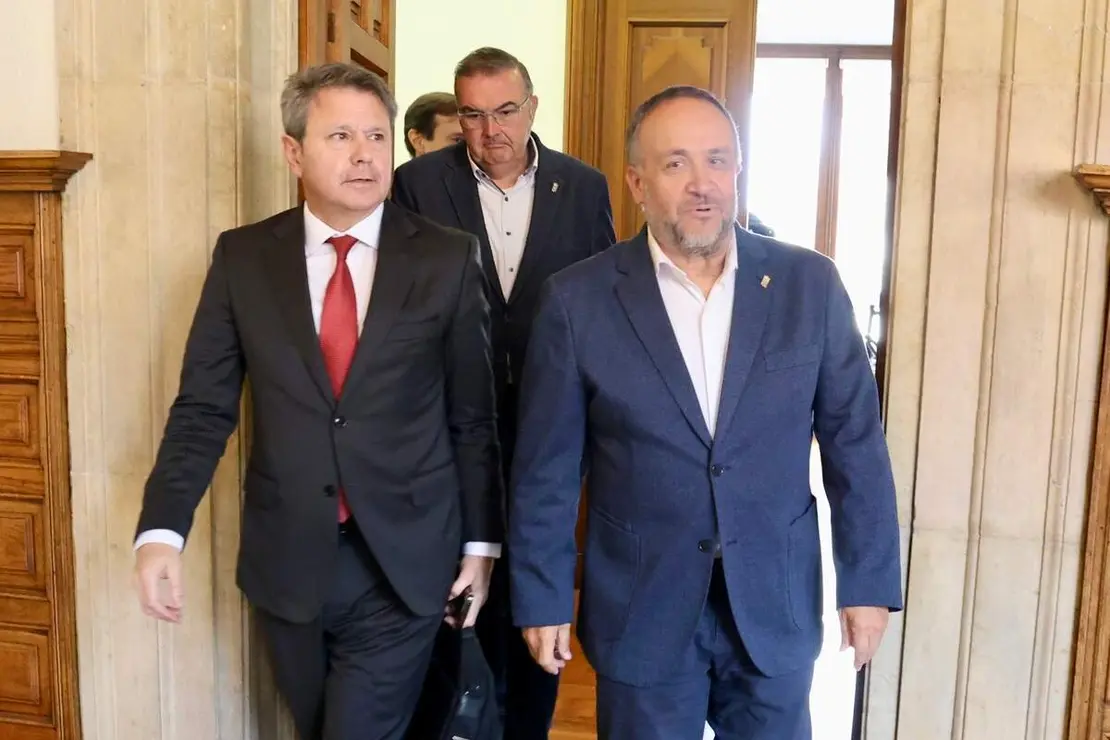 La Diputación de León acoge una reunión del secretario de Estado de Transportes y Movilidad Sostenible, José Antonio Santano, con los alcaldes por cuyos municipios transcurre la línea de Feve, y a la que acuden también el presidente provincial, Gerardo Álvarez Courel, y el vicepresidente, Roberto Aller, como anfitriones