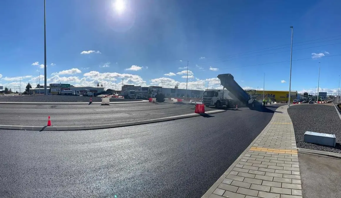 La nueva glorieta de Trobajo reabre el acceso desde la N-120 tras dos años de bloqueo y desbloquea un paso clave en el alfoz. La infraestructura, utilizada por cerca de 30.000 vehículos diarios, recupera la conexión anulada desde un accidente ocurrido en 2022 y culmina una obra que ha acumulado más de año y medio de trabajos.