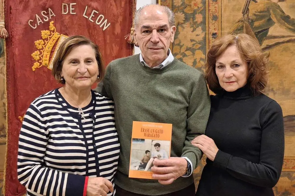 Carlos Fernández del Ganso presenta en la Casa de León su nuevo libro y una muestra pictórica. El autor, médico y psicoanalista, estrenó 'Érase un gato maragato' y abrió la exposición 'Estambres y pistilos', formada por 28 óleos.