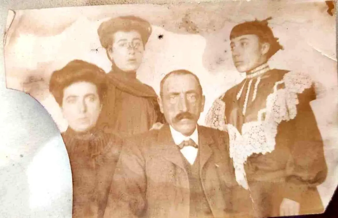 José Sanchez Puelles con sus hijas. María está a la derecha. Fotografía anterior a 1911.