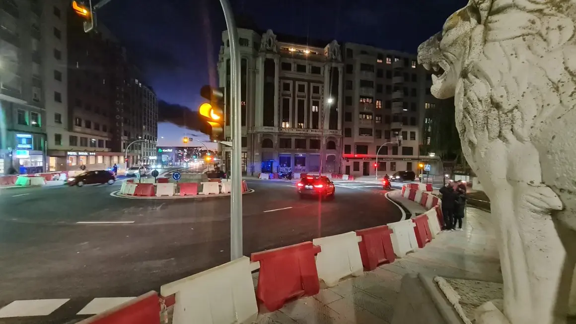 La nueva rotonda del Puente de los Leones abre al tráfico tras meses de obras y dos jornadas 'largas' de cierre  El Ayuntamiento de León habilita la circulación en la glorieta, aún pendiente de mobiliario urbano, señalización definitiva y nueva iluminación