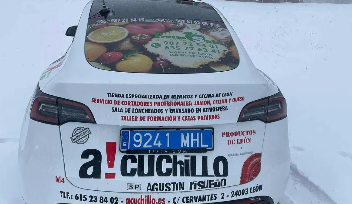 David González incorpora convierte el primer Tesla del servicio público de taxi de León en una valla de publicidad con una decena de anuncios que no deja indiferente a ningún cliente.