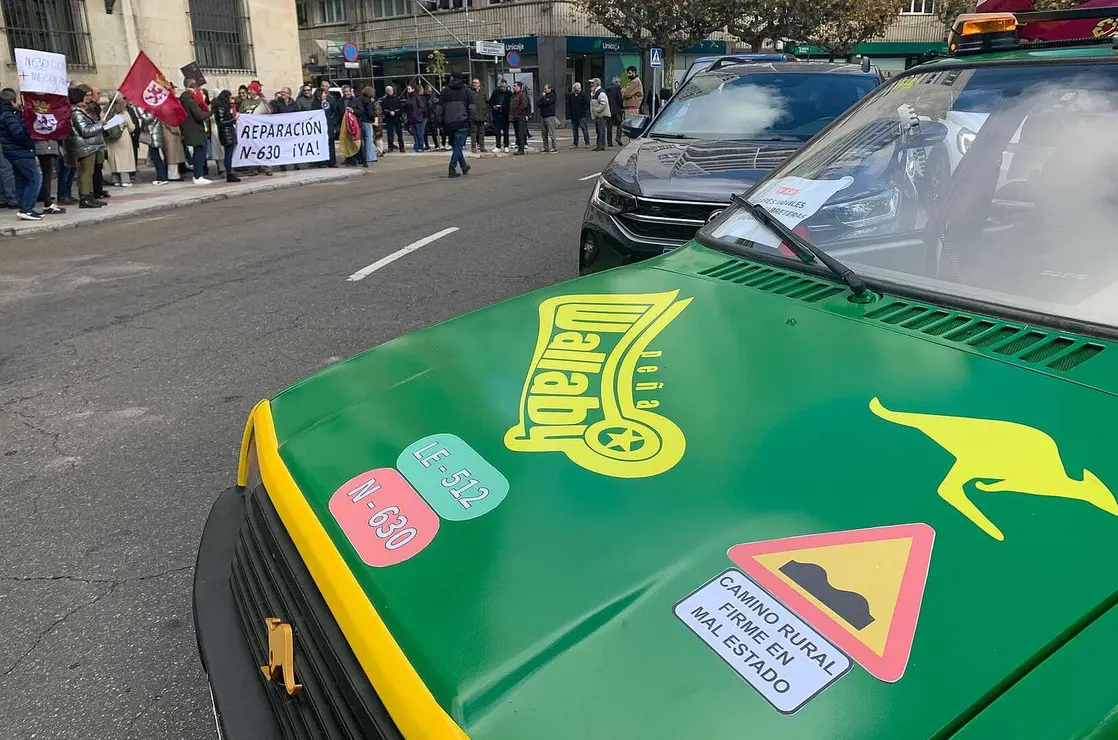 La N-630, la carretera que vertebra el sur de la provincia de León, volvió a convertirse este viernes en símbolo del malestar municipal. Alcaldes y vecinos de Valencia de Don Juan, Villamañán, Valdevimbre, Ardón, Cembranos, Onzonilla, Ribaseca y León protagonizaron una caravana de una treintena de coches que confluyó en la capital alrededor del mediodía para denunciar el “pésimo estado” de la vía. Fotos: A.F. Reca
