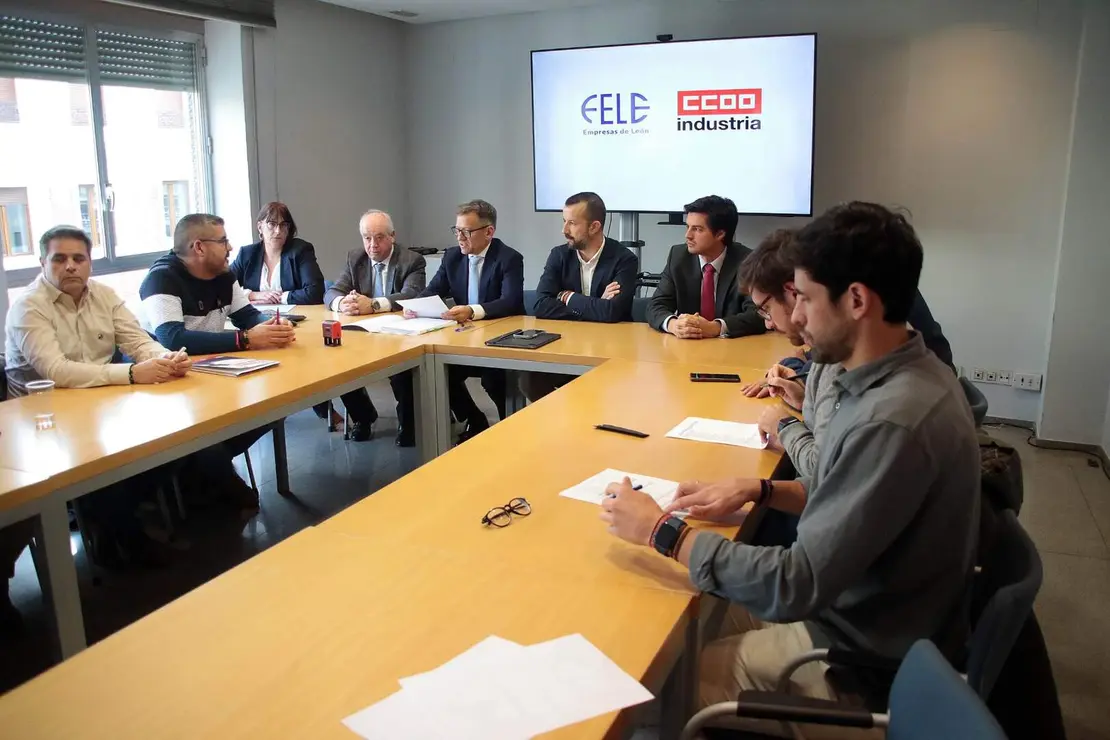 Representantes de la Federación Leonesa de Empresarios y del sindicato CCOO comparecen tras la firma del convenio colectivo de trabajo del sector de la industria siderometalúrgica de la provincia. Foto: Peio García