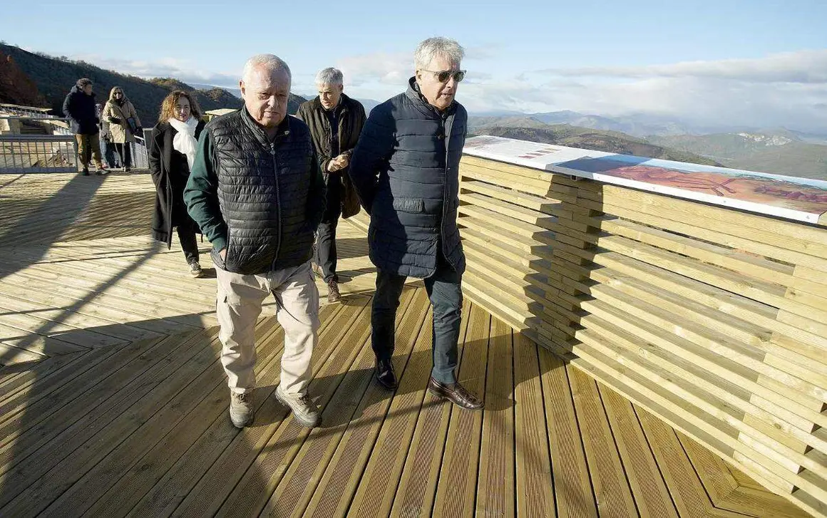 Concluye la reconstrucción del Mirador de Orellán después de fuera arrasado por el fuego este verano. Fotos: César Sánchez