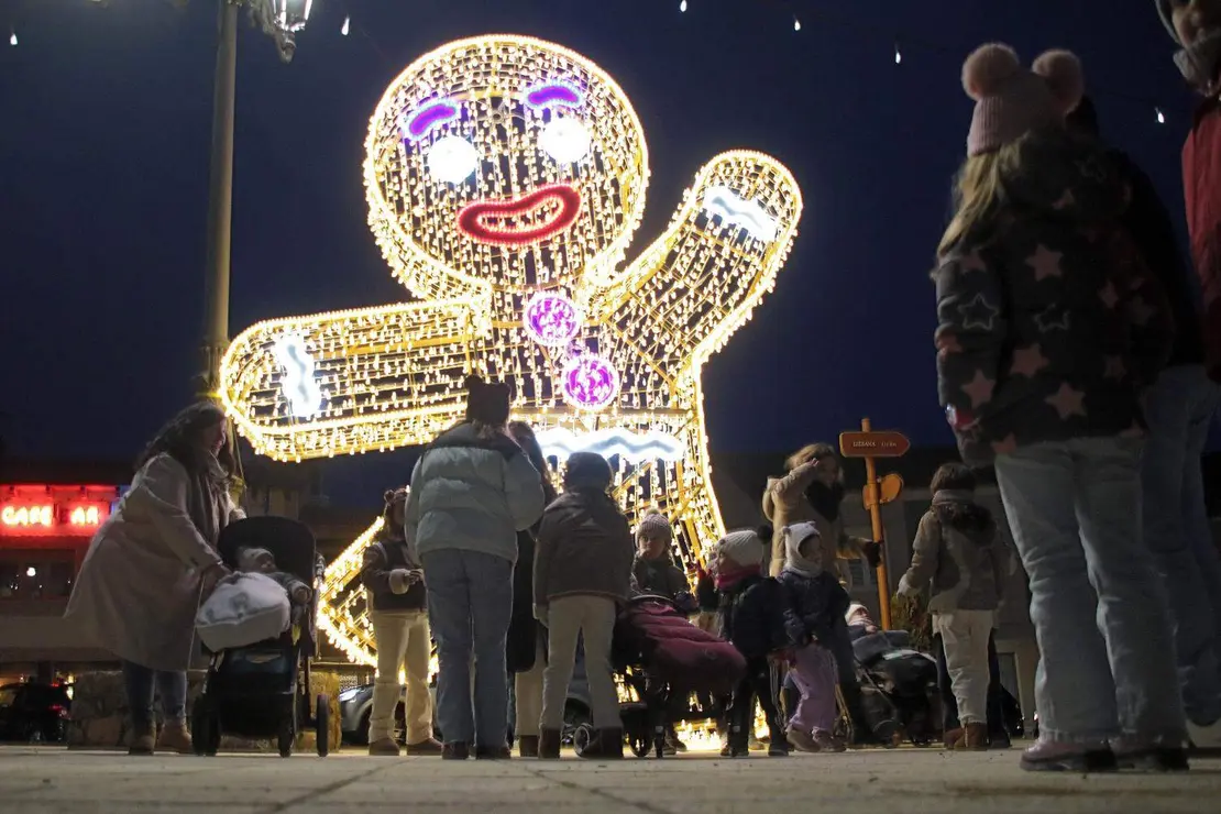 La localidad leonesa de Almanza inauguró este sábado su espectacular iluminación navideña.