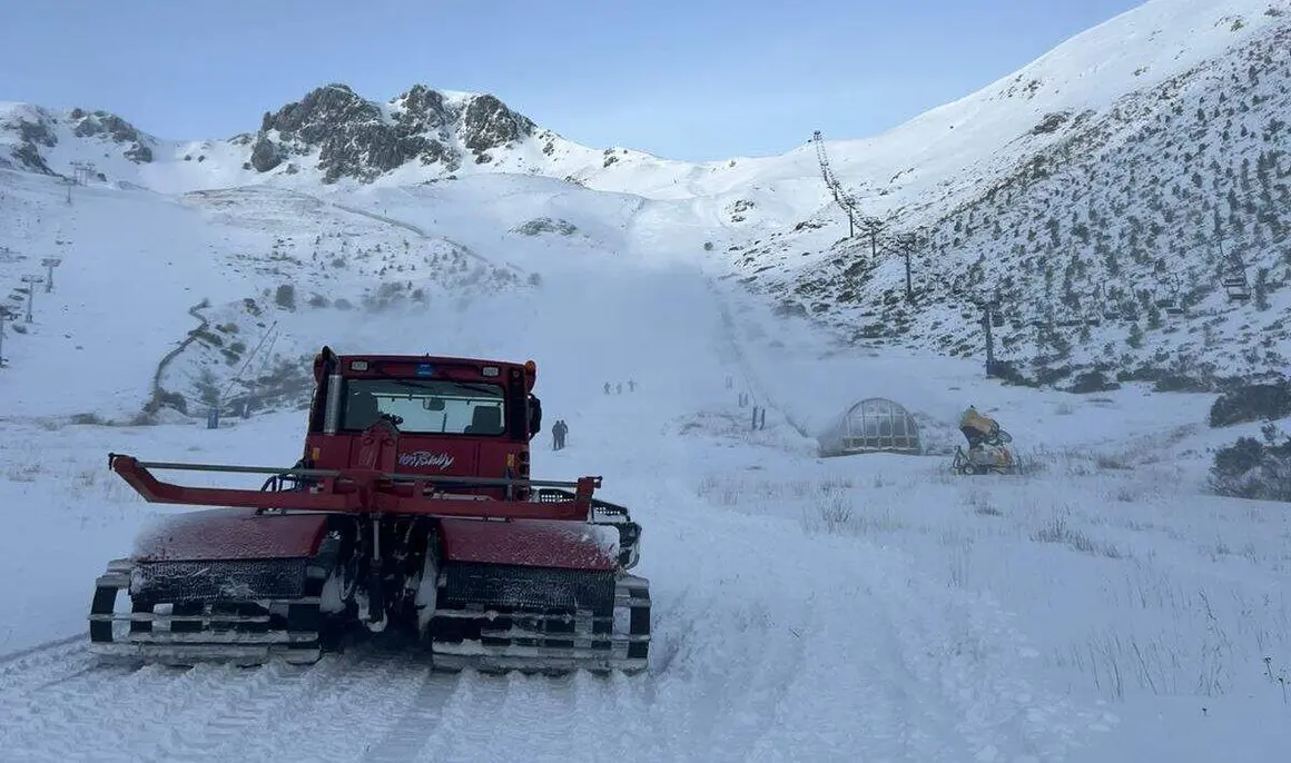 San Isidro se cubre de blanco y prepara ya el inicio de la campaña de nieve el 1 de diciembre. Foto: Estación Invernal de San Isidro