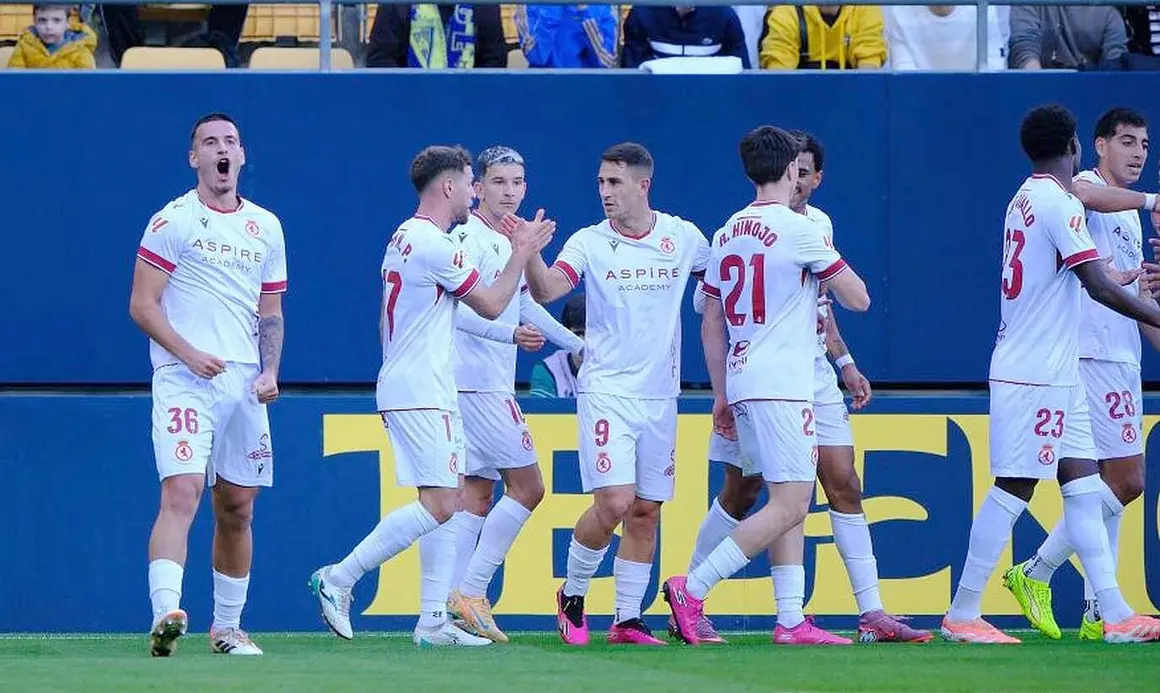 Los jugadores de la Cultural remontan el gol de Barzic.