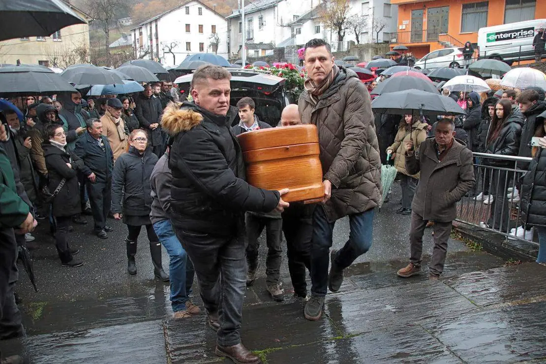El presidente de la Junta, Alfonso Fernández Mañueco asiste al funeral por el minero fallecido acompañado por el presidente del Principado, Adrián Bardón y el consejero de Fomento, Juan Carlos Suárez Quiñones. Fotos: Peio García