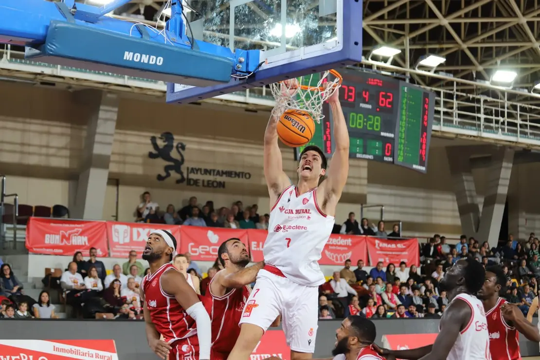 La Cultural se impone al colista en medio del desconcierto. Un parcial demoledor tras el descanso sostiene a un equipo leonés que volvió a sufrir en los minutos finales. Fotos: Isaac Llamazares