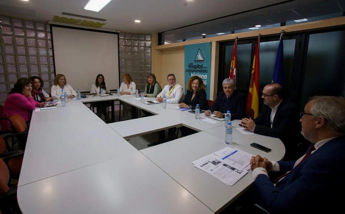 La gerente regional de Salud, Violeta Martínez, la directora general de Asistencia Sanitaria y Humanización, Silvia Fernández, y el gerente de la Gerencia de Asistencia Sanitaria del Bierzo, Gasbi, Juan Ortiz de Saracho, asisten a la comisión de seguimiento del Plan de Garantía Asistencial para El Bierzo