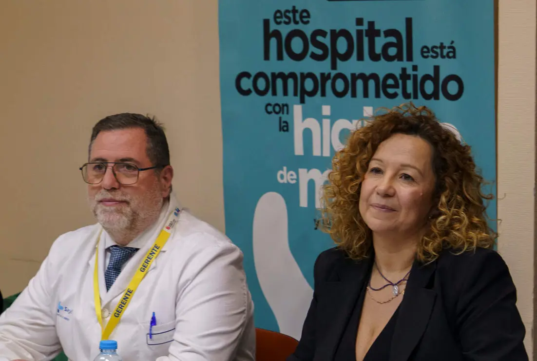 La gerente regional de Salud, Violeta Martínez, la directora general de Asistencia Sanitaria y Humanización, Silvia Fernández, y el gerente de la Gerencia de Asistencia Sanitaria del Bierzo, Gasbi, Juan Ortiz de Saracho, asisten a la comisión de seguimiento del Plan de Garantía Asistencial para El Bierzo