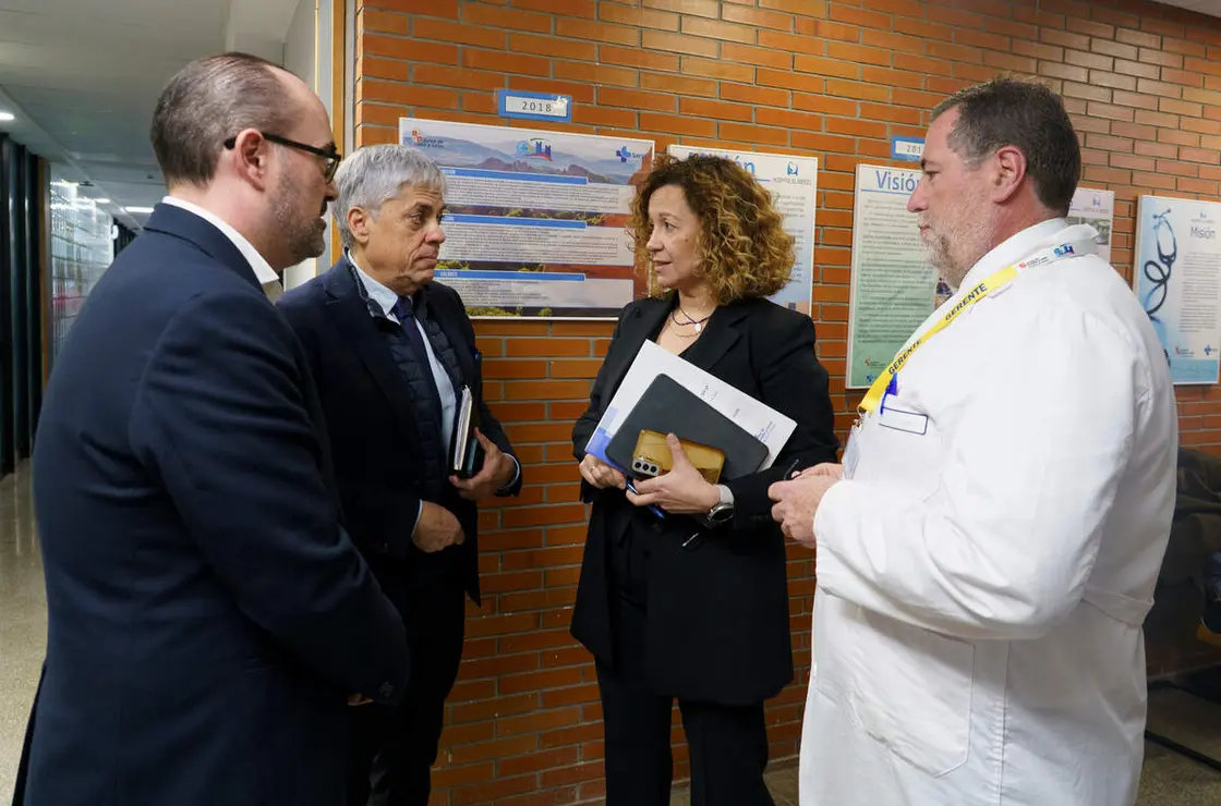 La gerente regional de Salud, Violeta Martínez, la directora general de Asistencia Sanitaria y Humanización, Silvia Fernández, y el gerente de la Gerencia de Asistencia Sanitaria del Bierzo, Gasbi, Juan Ortiz de Saracho, asisten a la comisión de seguimiento del Plan de Garantía Asistencial para El Bierzo