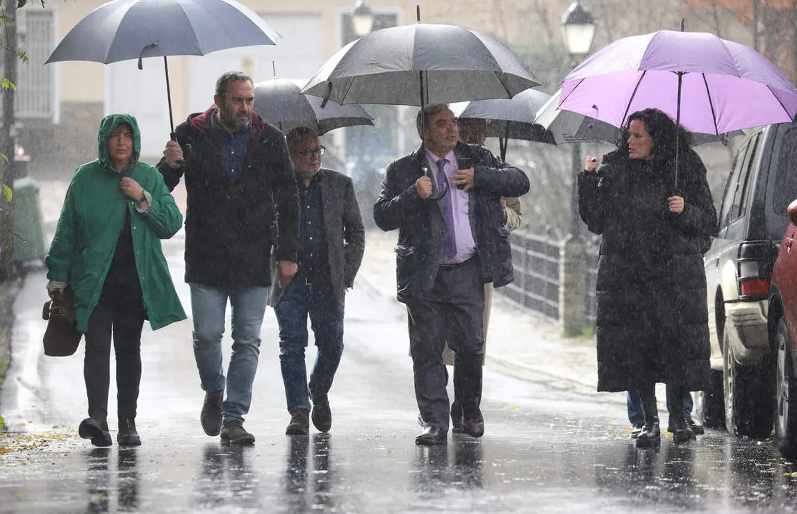 El consejero de Movilidad y Transformación Digital, José Luis Sanz Merino, durante su visita las obras de humanización de la travesía de Vega de Valcarce (León)