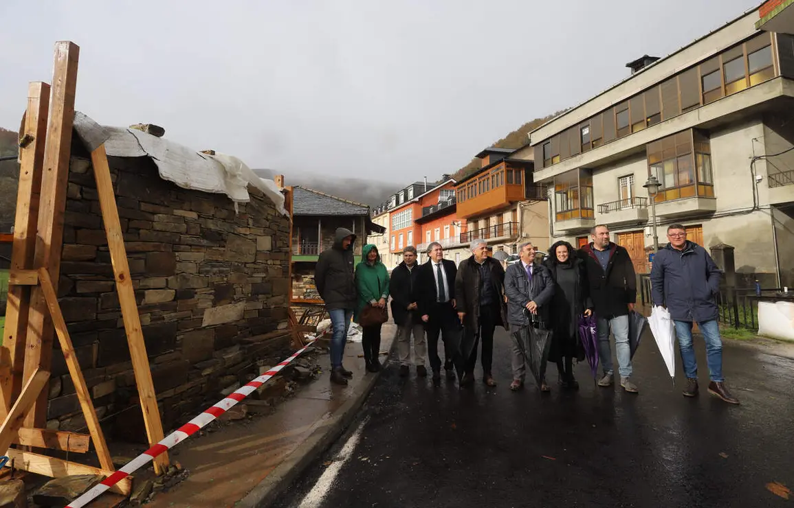 El consejero de Movilidad y Transformación Digital, José Luis Sanz Merino, durante su visita las obras de humanización de la travesía de Vega de Valcarce (León)