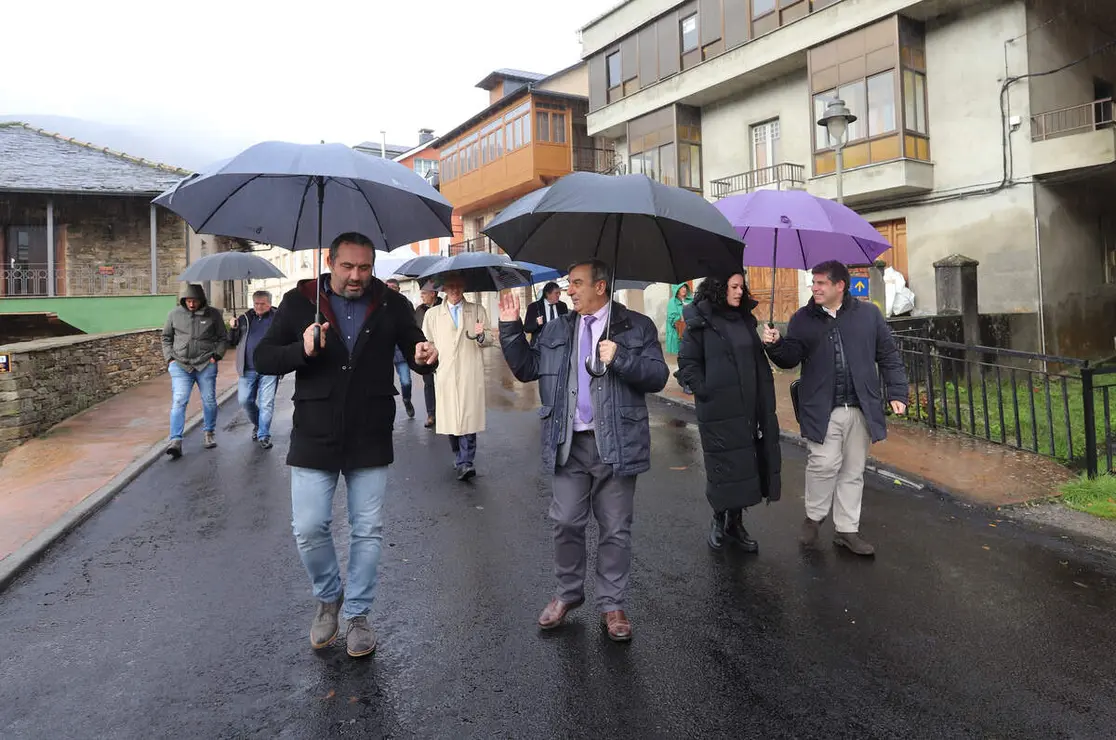 El consejero de Movilidad y Transformación Digital, José Luis Sanz Merino, durante su visita las obras de humanización de la travesía de Vega de Valcarce (León)