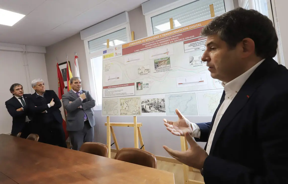 El consejero de Movilidad y Transformación Digital, José Luis Sanz Merino, durante su visita las obras de humanización de la travesía de Vega de Valcarce (León)