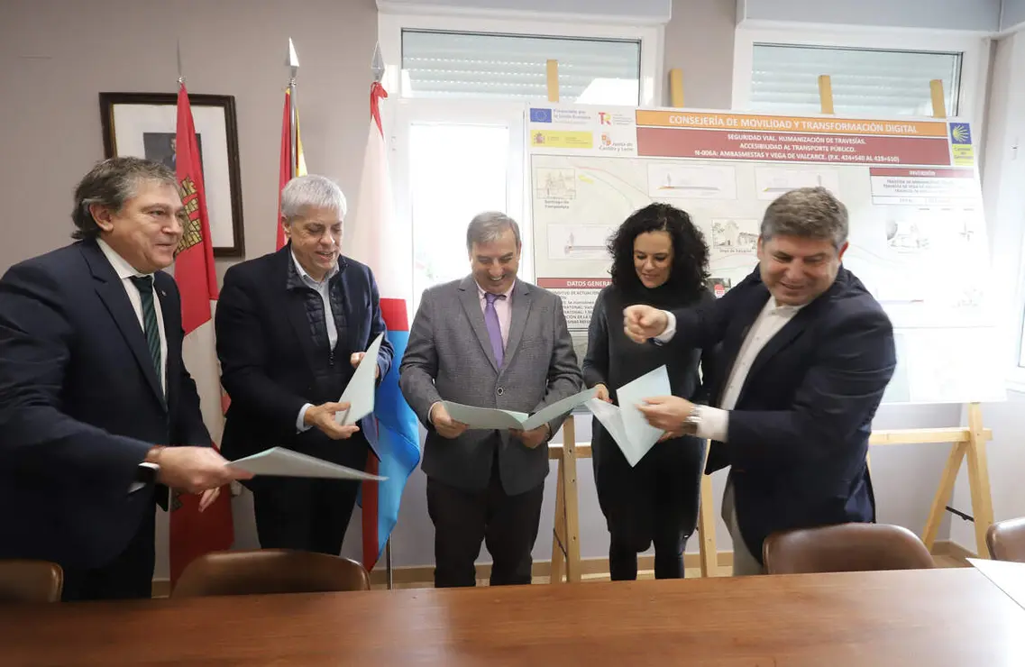 El consejero de Movilidad y Transformación Digital, José Luis Sanz Merino, durante su visita las obras de humanización de la travesía de Vega de Valcarce (León)