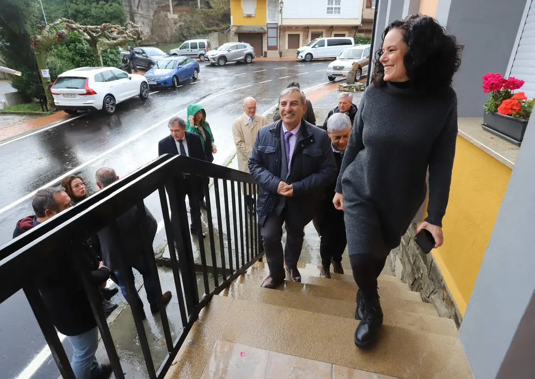 El consejero de Movilidad y Transformación Digital, José Luis Sanz Merino, durante su visita las obras de humanización de la travesía de Vega de Valcarce (León)