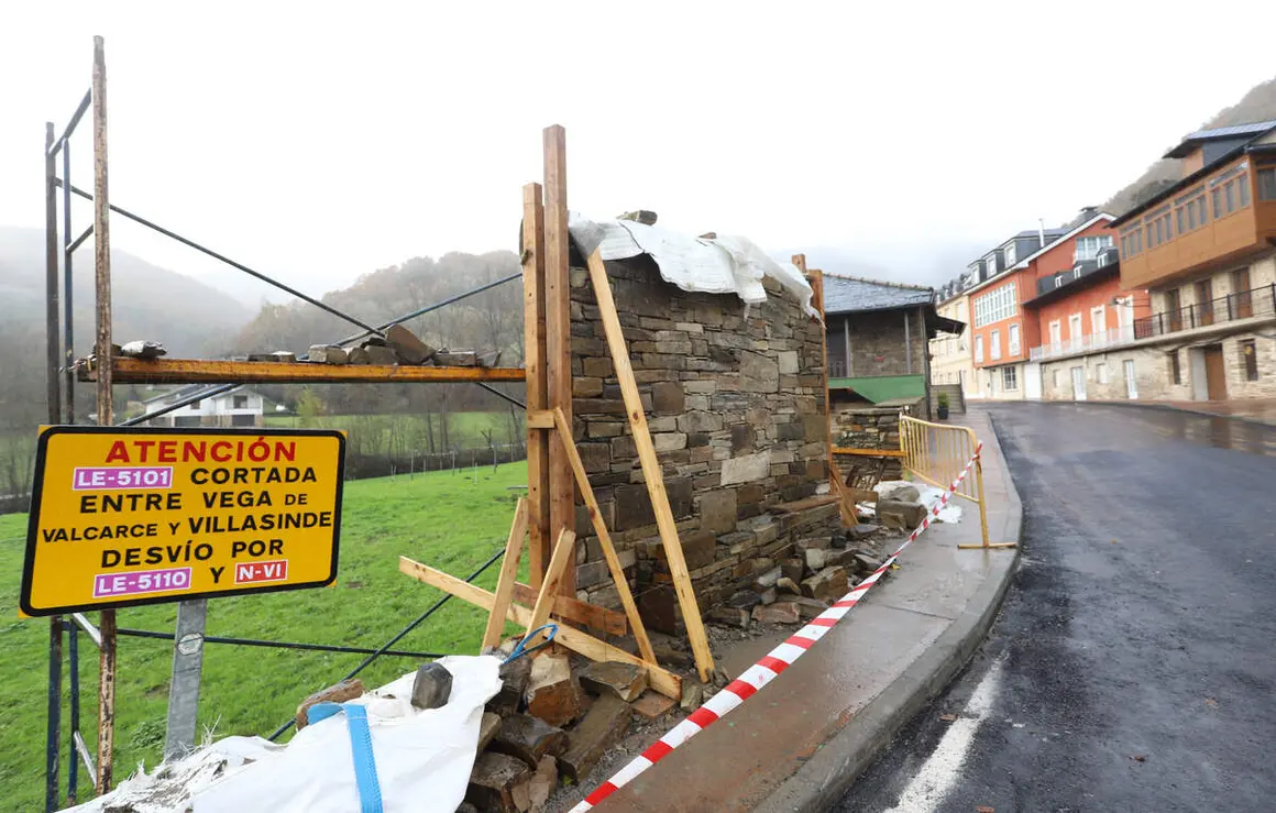El consejero de Movilidad y Transformación Digital, José Luis Sanz Merino, durante su visita las obras de humanización de la travesía de Vega de Valcarce (León)