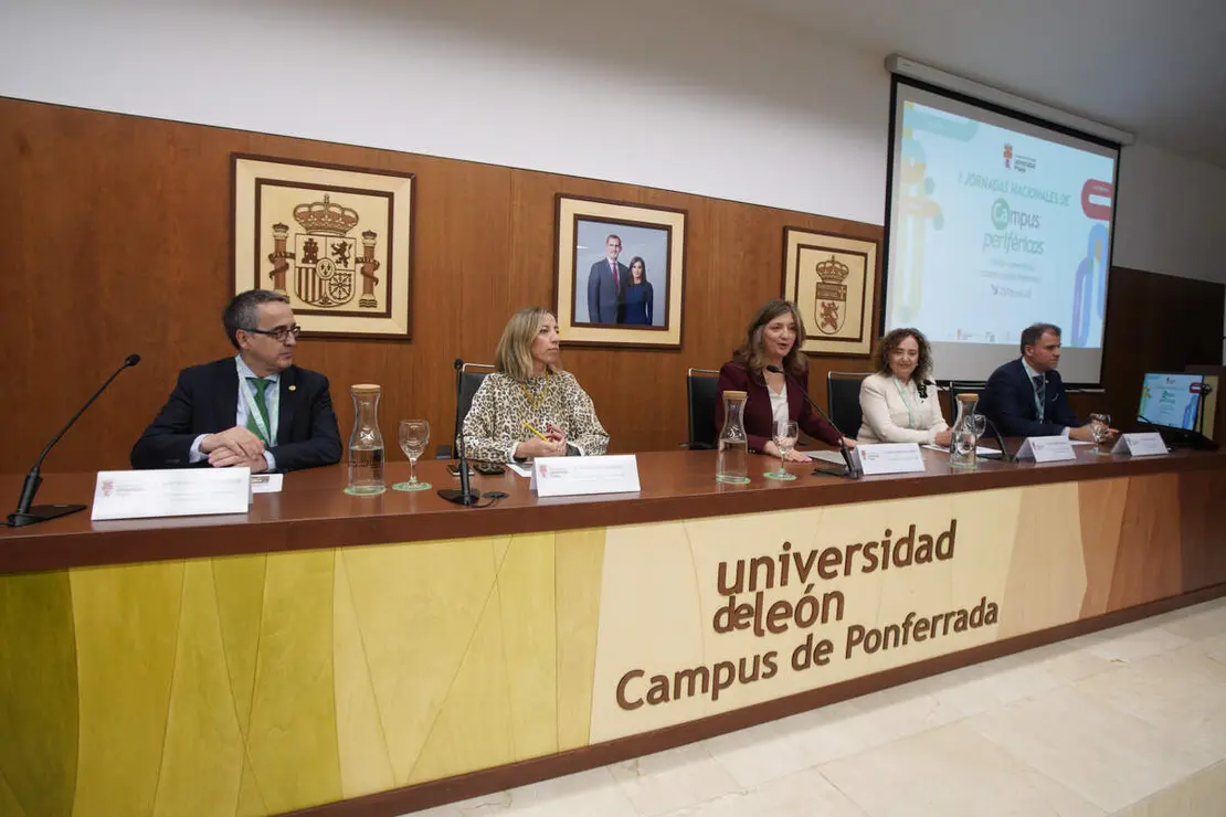 La rectora de la Universidad de León, Nuria González, y la directora de Universidades e Investigación de la Junta de Castilla y León, Blanca Ares, inauguran las I Jornadas Nacionales de Campus Periféricos