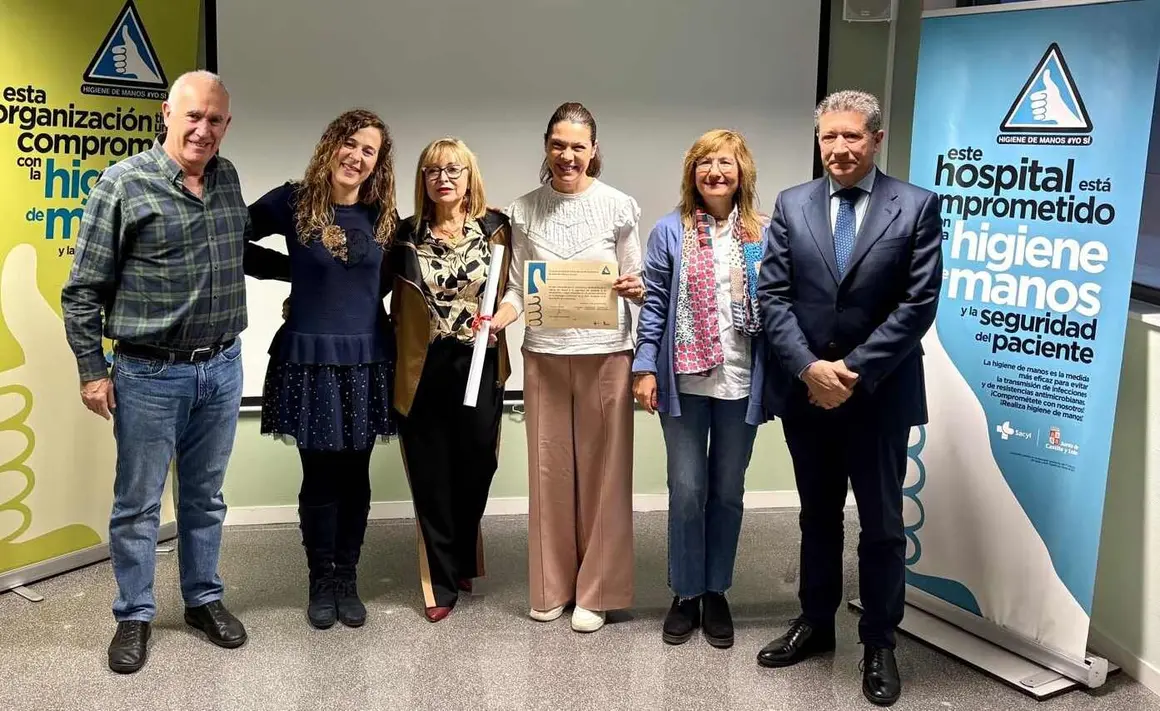 León reconoce a centros de salud y al Servicio de Urgencias por su compromiso con la higiene de manos. Boñar, Ribera del Esla, San Emiliano y Urgencias del CAULE reciben distintivos por su labor en seguridad del paciente.