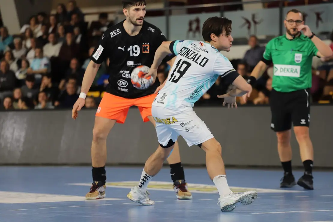 El Abanca Ademar se impone 30-27 tras un duelo de intercambio constante que condena al Kadetten Schaffhausen al último puesto del grupo y mantiene vivo al equipo de Dani Gordo antes del choque decisivo ante el Nexe. Fotos: Isaac Llamazares