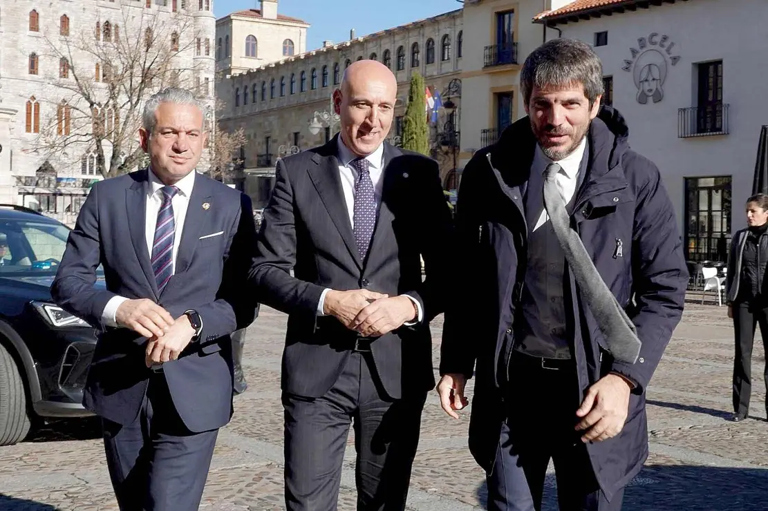 El alcalde de León, José Antonio Diez, se reúne con el ministro de Cultura, Ernest Urtasun, durante su visita a la capital momentos antes de anunciar la recuperación del Teatro Emperador. Fotos: Campillo