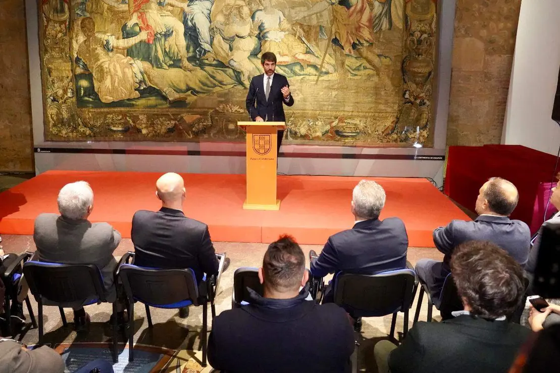 El ministro de Cultura, Ernest Urtasun y el alcalde de León, José Antonio Diez, presentan las obras del Teatro Emperador. Les acompañan el consejero de Cultura, Turismo y Deporte, Gonzalo Santonja y el presidente de la Diputación de León, Gerardo Álvarez Courel, y el delegado del Gobierno, Nicanor Sen, entre otras autoridades. Foto: Campillo